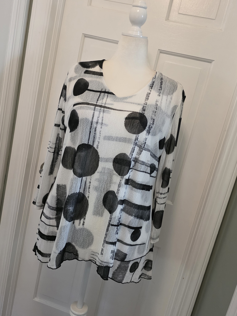 Jess & Jane VNeck Black & White Graphic Swing Tunic Sz XL Semi Sheer Lightweight